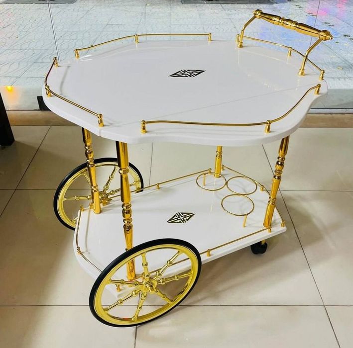 Сервировочный столик в бело-золотом дизайне – стиль и элегантность