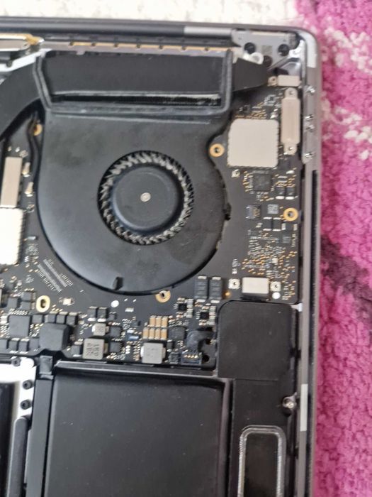 Defect MacBook Pro (15-inch Four Thunderbolt 3 (USB-C))