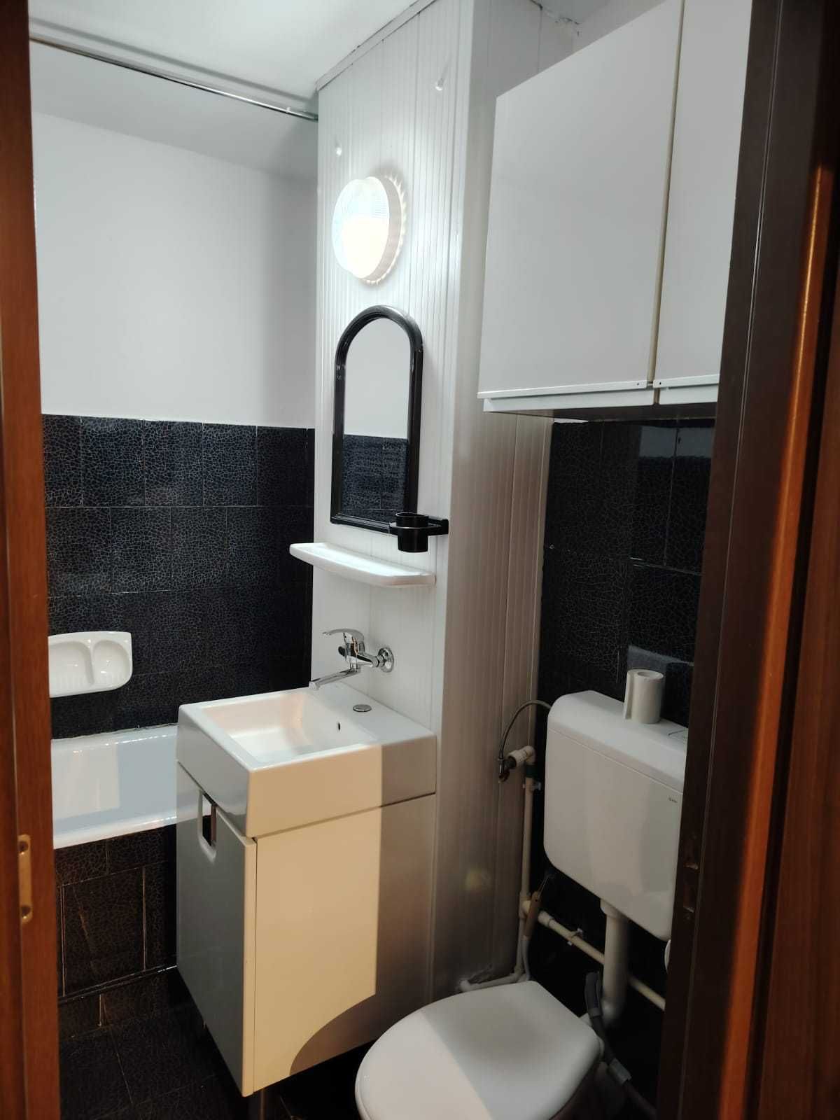 inchiriez apart. decomandat  2 camere-zona UM