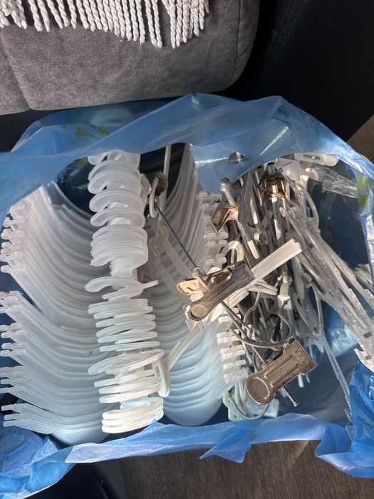 Вешалки отдам за 2500 целый покет