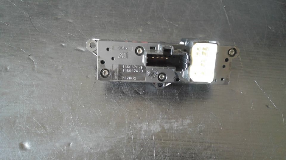 Bloc butoane avarii asr blocare usi alfa romeo 159 156067821 156067820