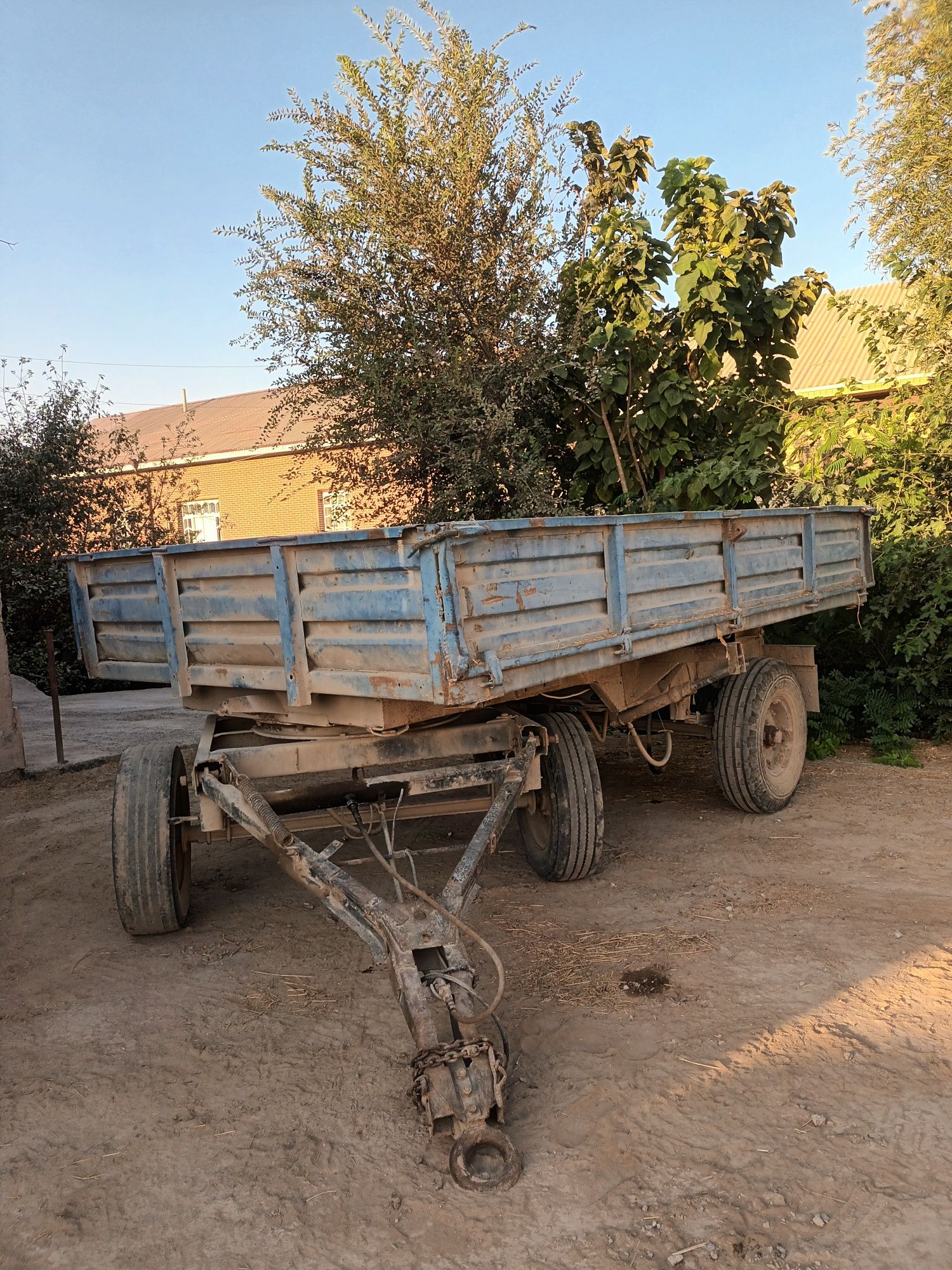 Traktor pritsepi sotiladi