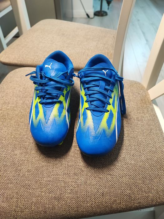 Ghete de fotbal cu crampoane Puma, nr. 37 aproape noi