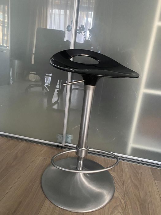 Италиански бар стол, черен цвят