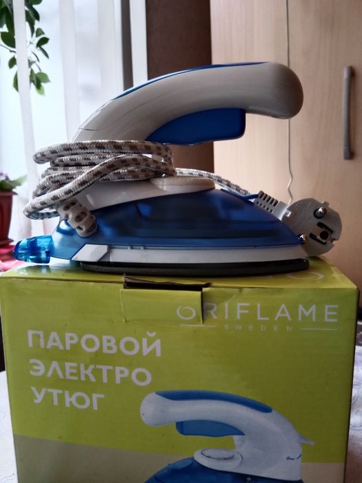 Дорожный паровой маленький утюг