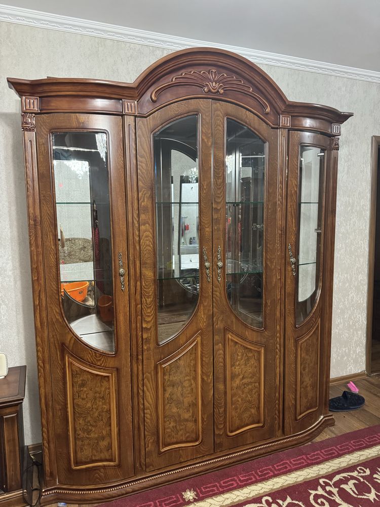 Продам сервант-шкаф