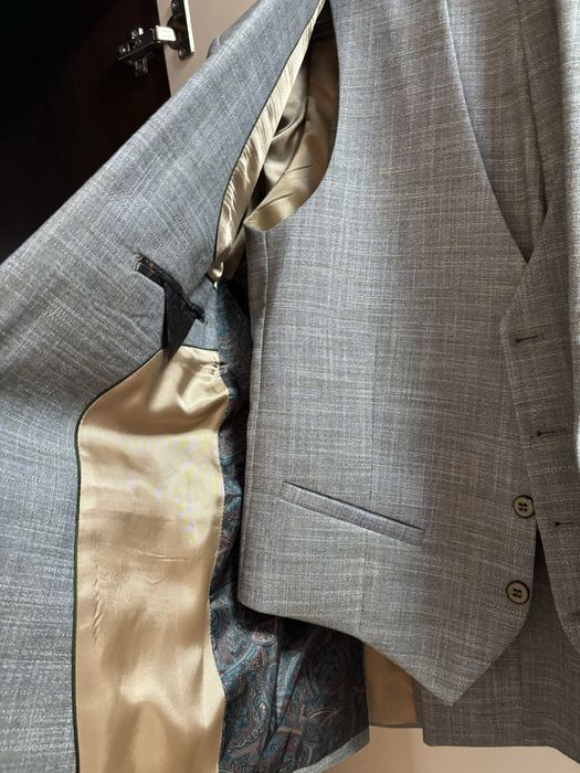 Vând costum mărimea 44 NOU