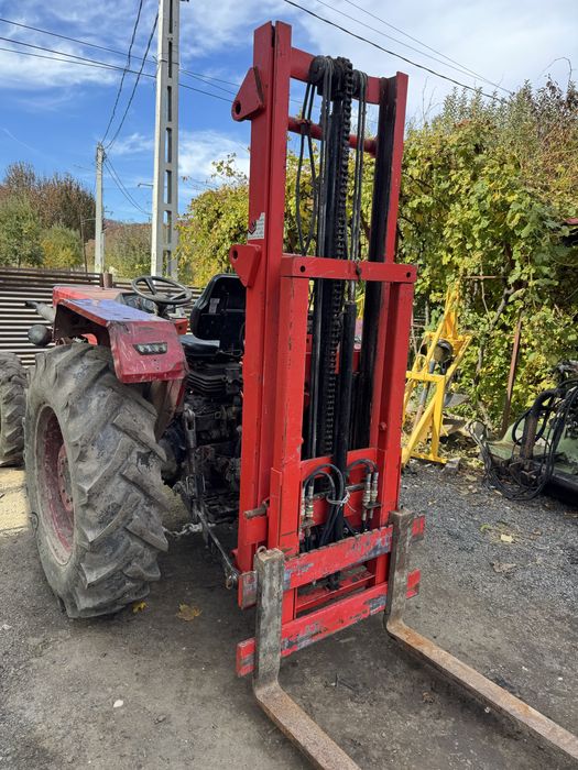 Stivuitor in tirantii tractorului cu bazin si pompa ulei