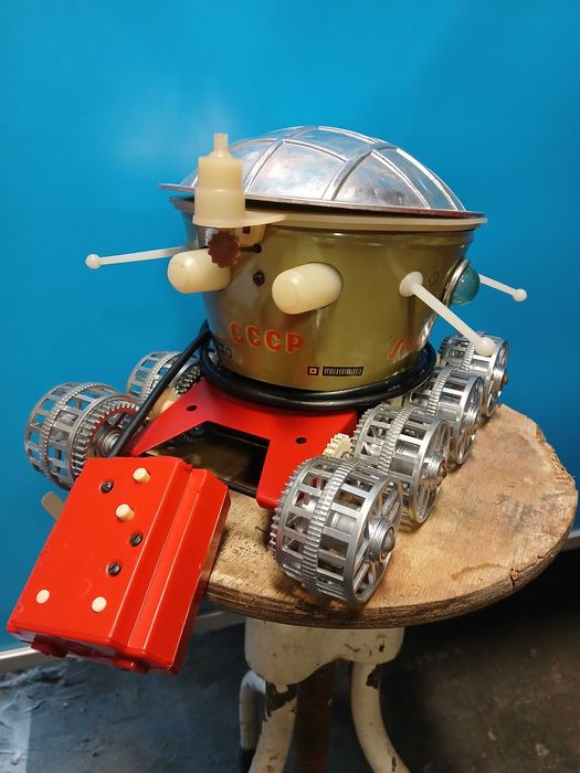 Стара СССР играчка луноход.