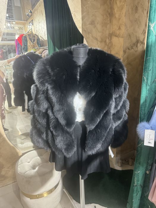 Vand haina din blana naturala de vulpe polara neagra la 1499 lei