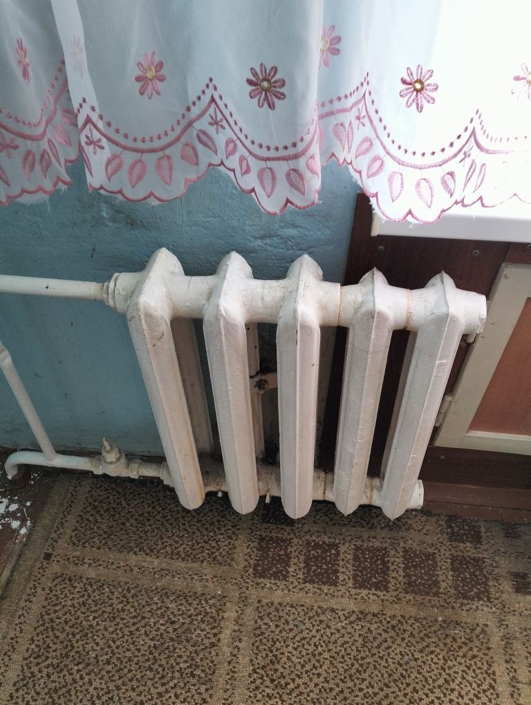 продам чугунную батарею.