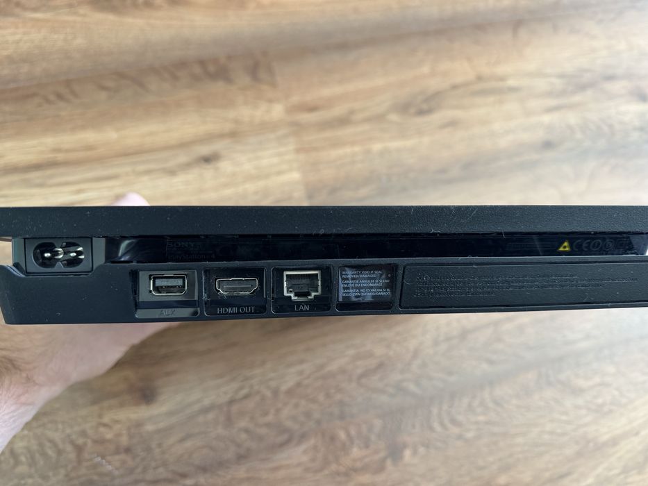 Playstation 4 slim, два джойстика и 5 игри