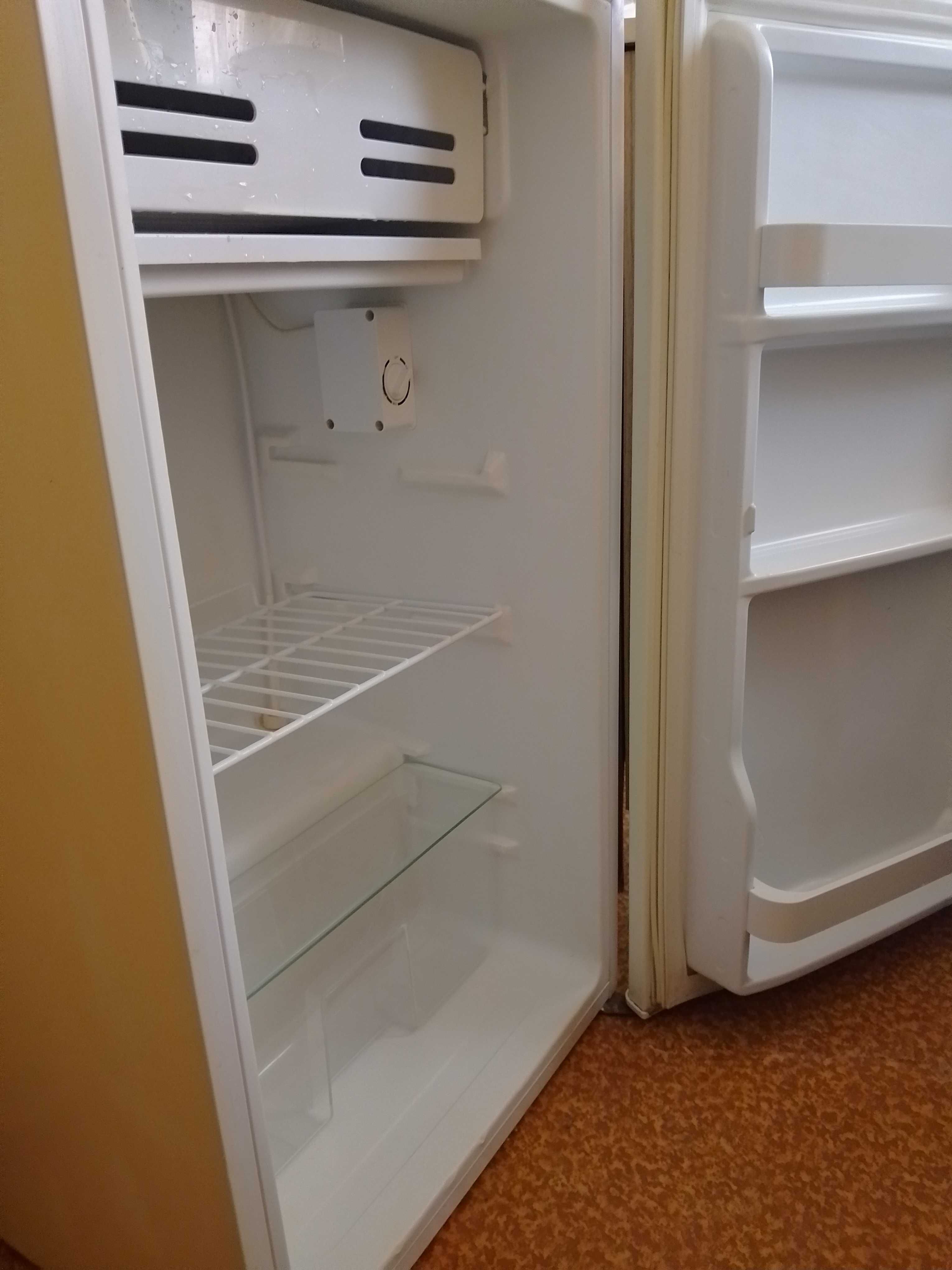 Продавам малък хладилник