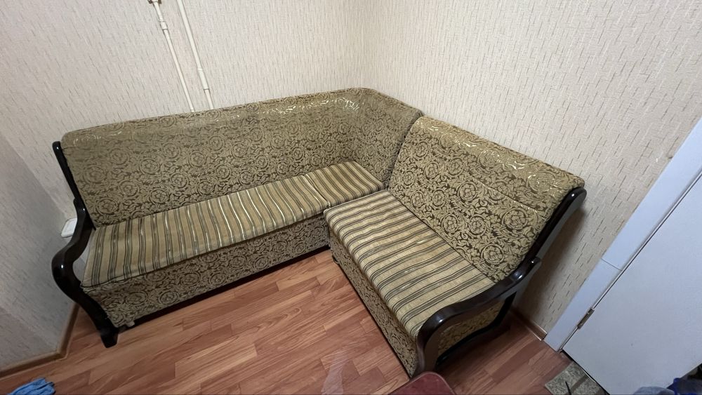Кухонный уголок со столом