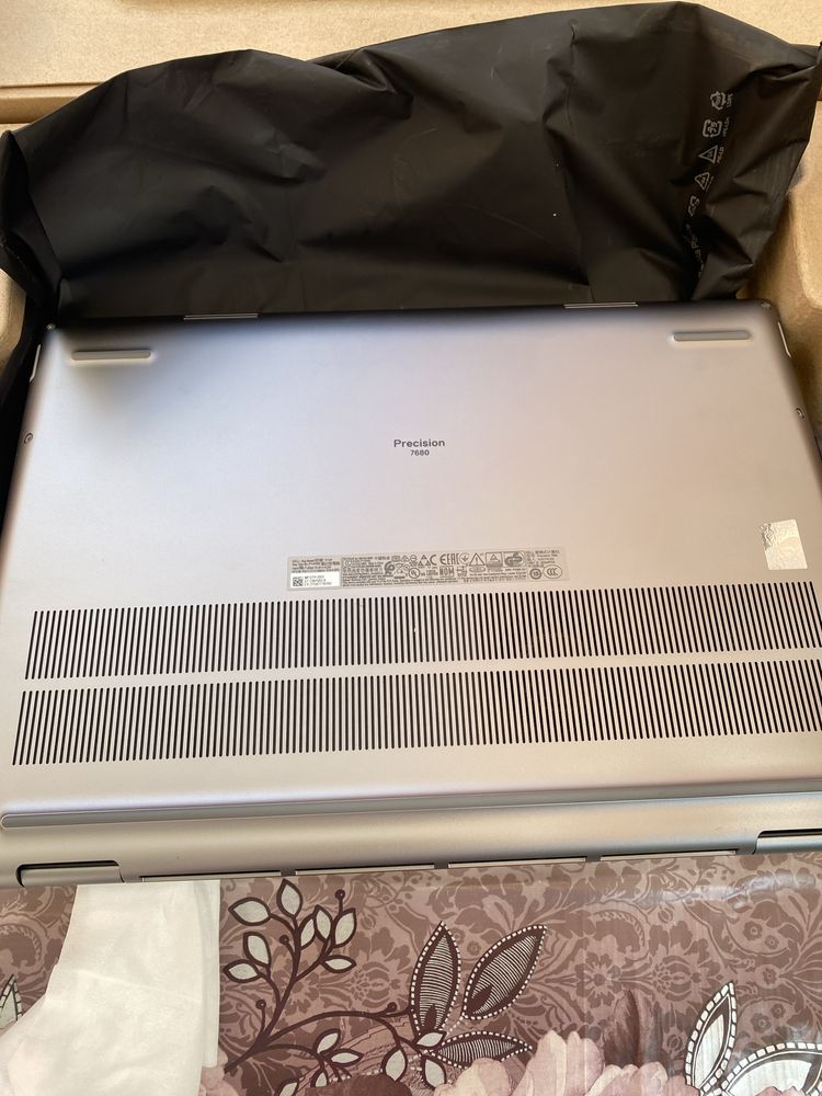 Продавам лаптоп Dell  чисто нов