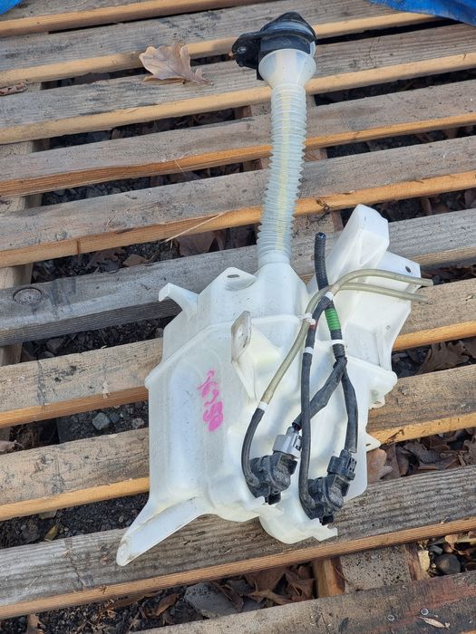 Бочёк омывателя на Toyota Estima.