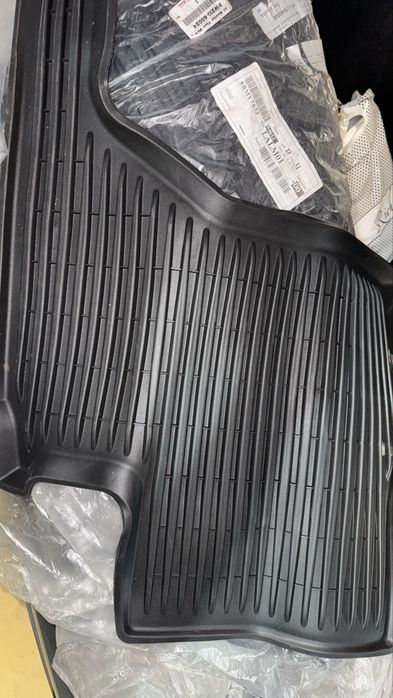 Лексус 600 резиновые полики , новые с салона. Lx 600