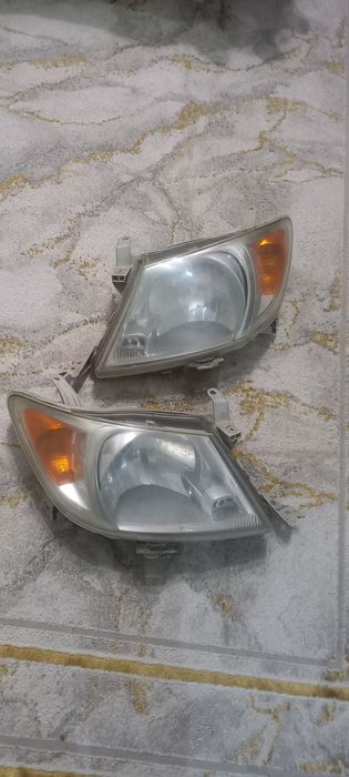 Продам фары на тайоту хайлюкс