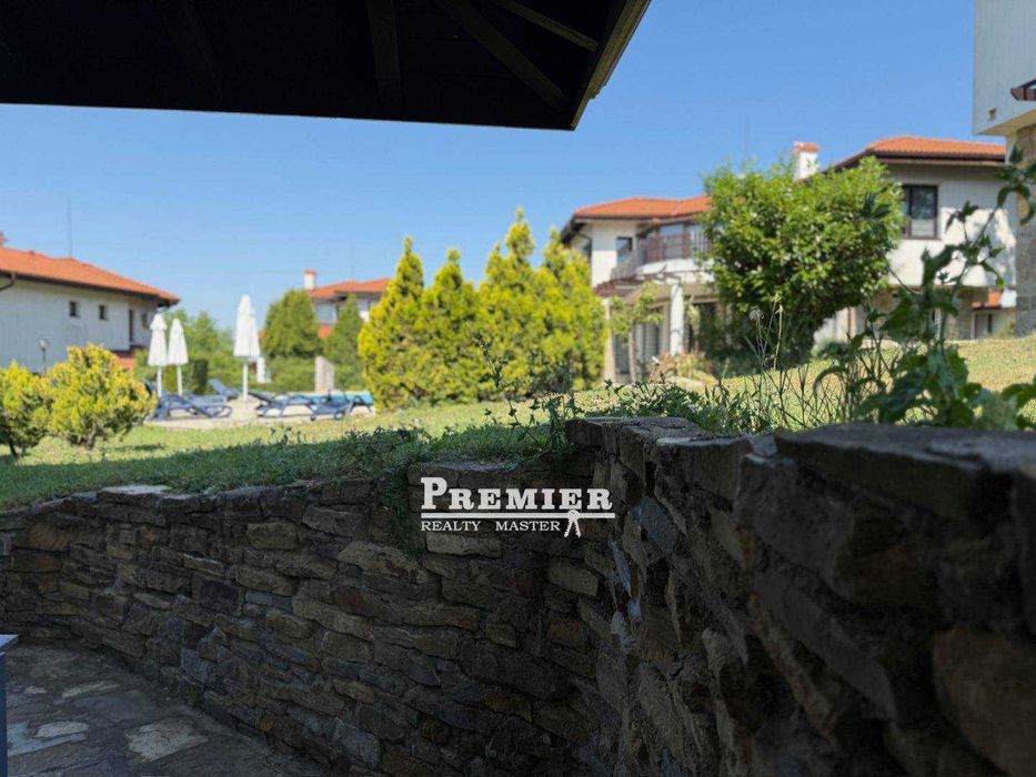 Къща в затворен, охраняем комплекс в Кошарица