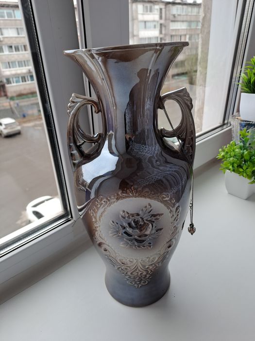 Продам красивую вазу