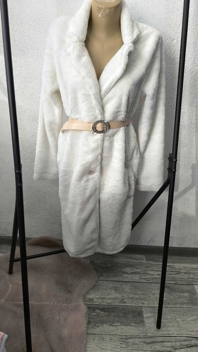 Бяло, плюшено дълго палто