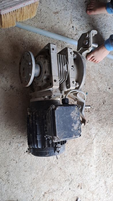 Motor cu reductor electric