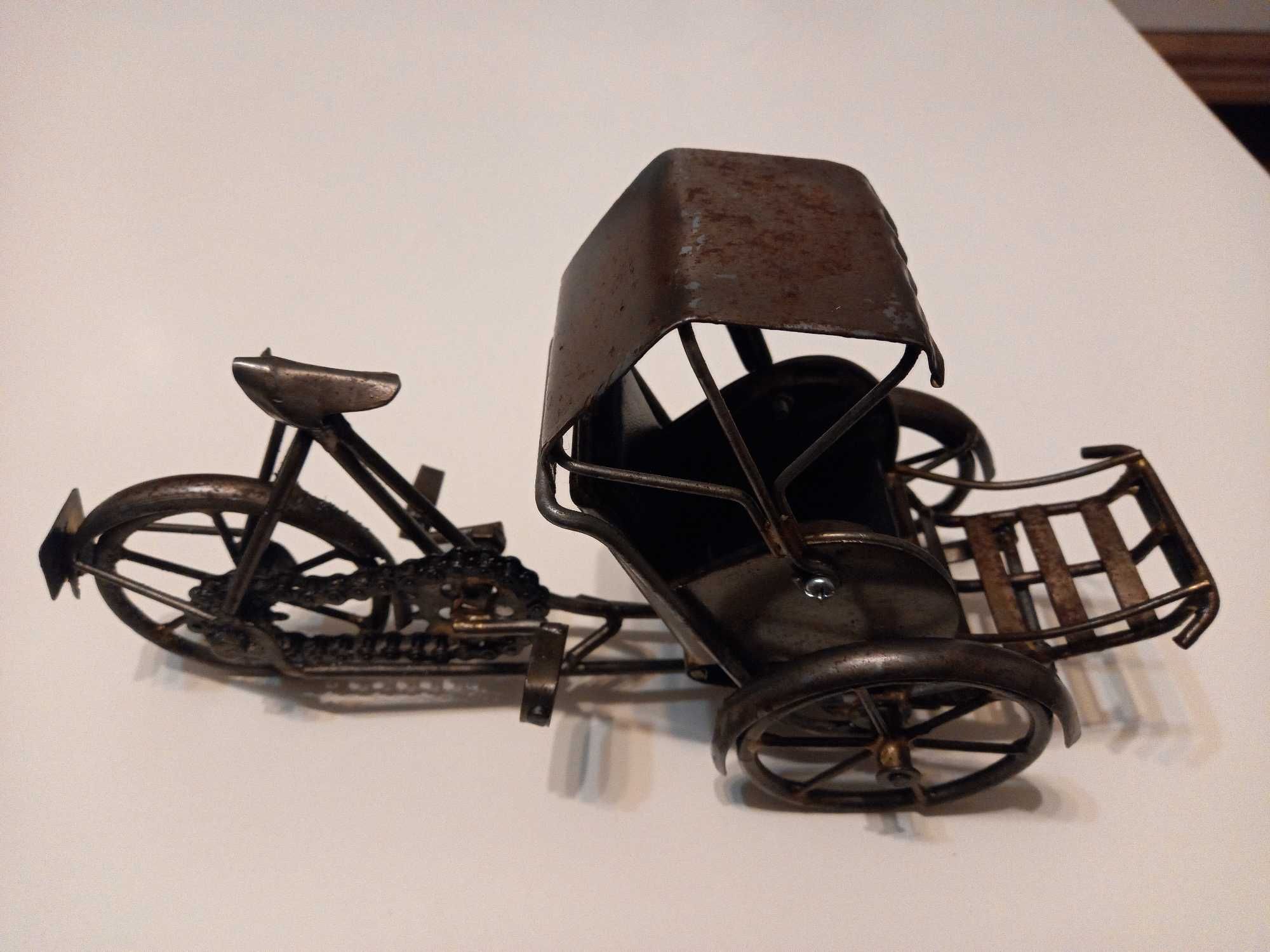 Винтидж метална кола и автентичен метален макет на рикша, за декорация