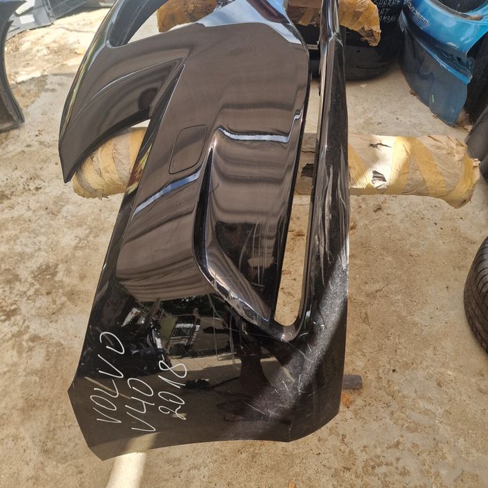 Volvo V40  2018 предна броня