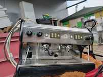Vând expresor de cafea industrial.