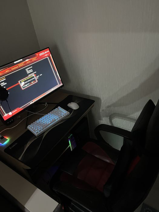 игровой компьютер со стулом