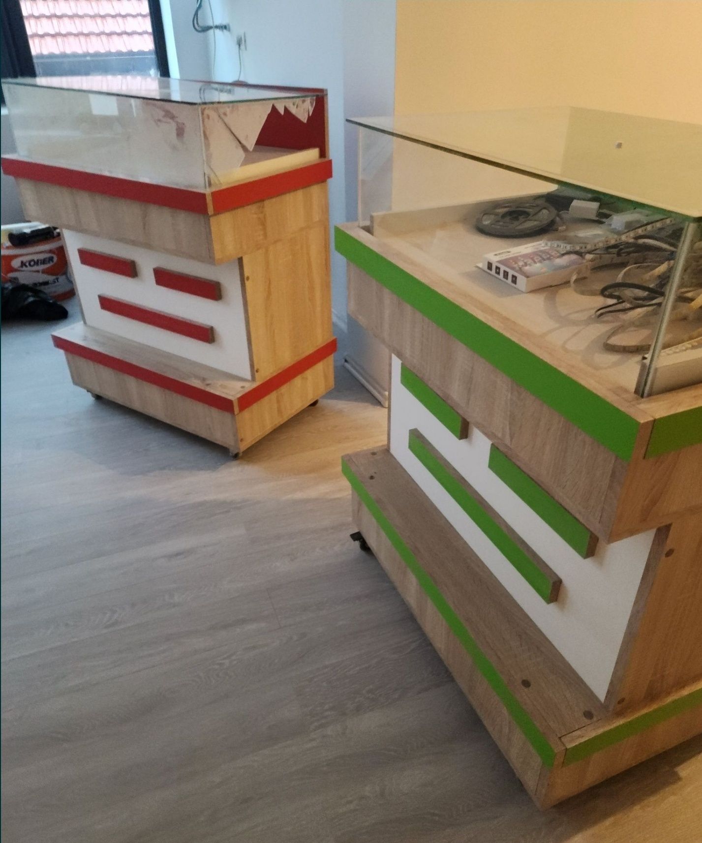 Vitrine prezentare rosu și verde impecabil