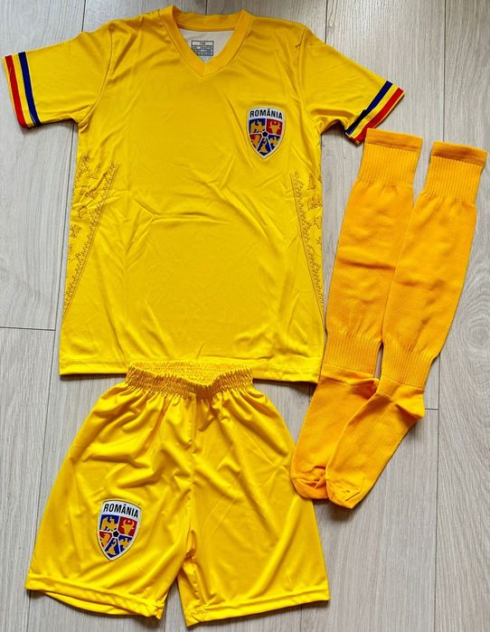 Echipamente fotbal copii de la 4 la 15 ani,2 culori.ROMANIA