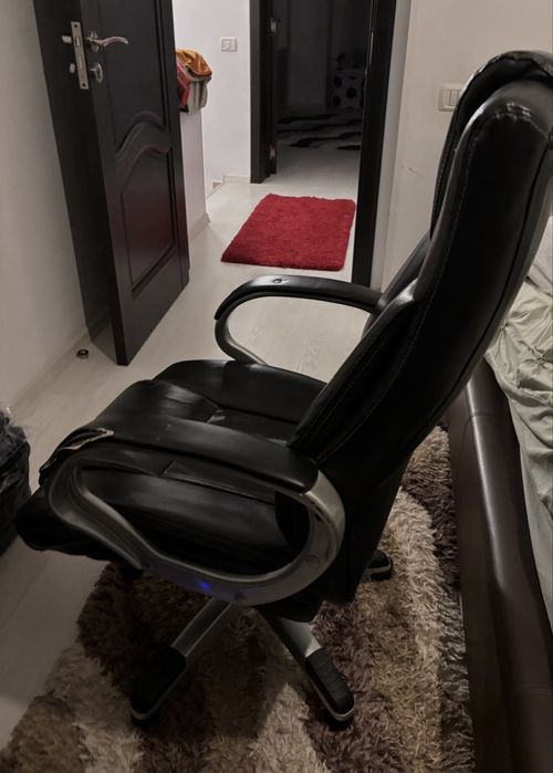 Vând birou, calculator, monitor, mouse și tastatură