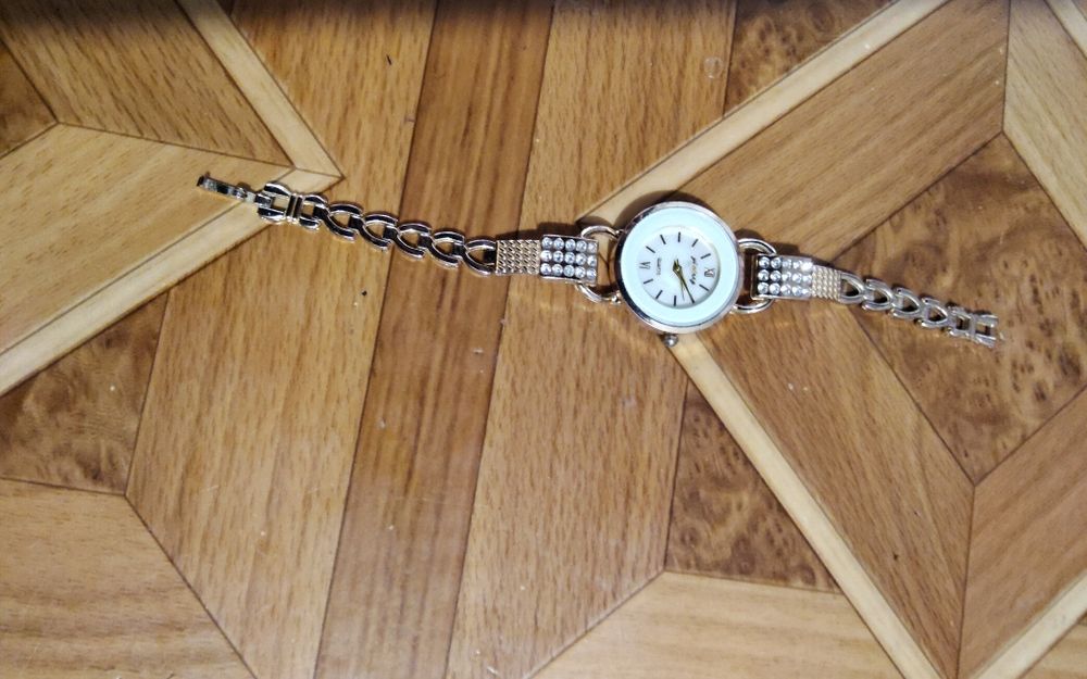 Продавам часовник и чокър със три висулки часовниче, лилаво камъче.