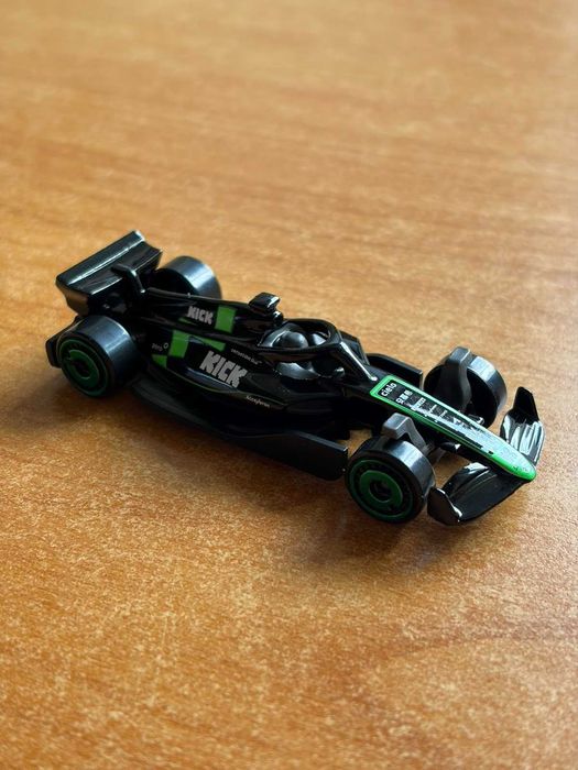 Колекционерска Формула 1 количка Kick от HotWheels сезон 24/25