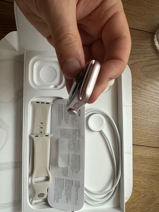 Apple Watch S9, закупен от Техномаркет. Всички аксесоари. Без дефекти.