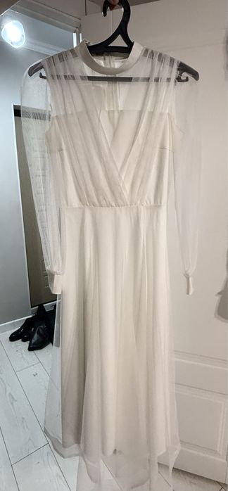 Белое красивое новое платье