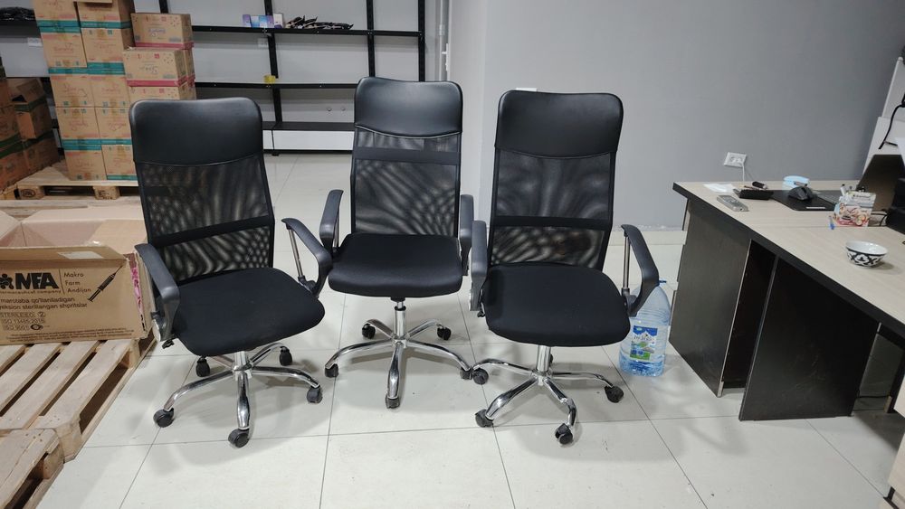 Офисний мебель стол, стул и кресло.