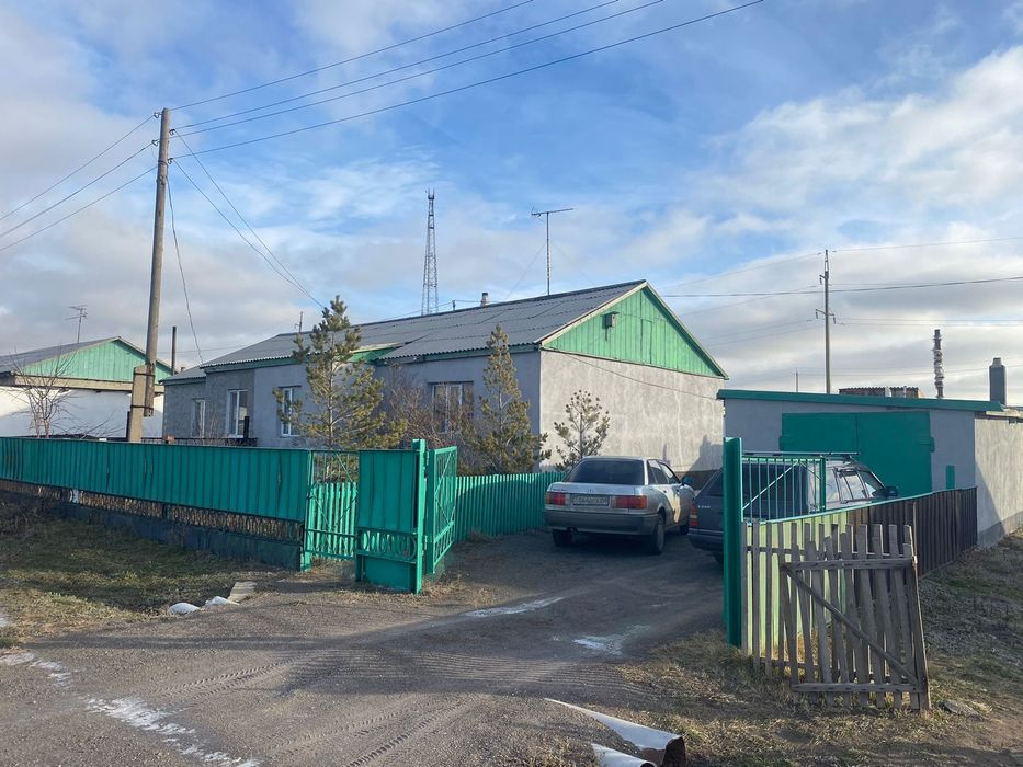 Продам большой дом в селе Петровка, есть Баня,сарай, летняя кухня