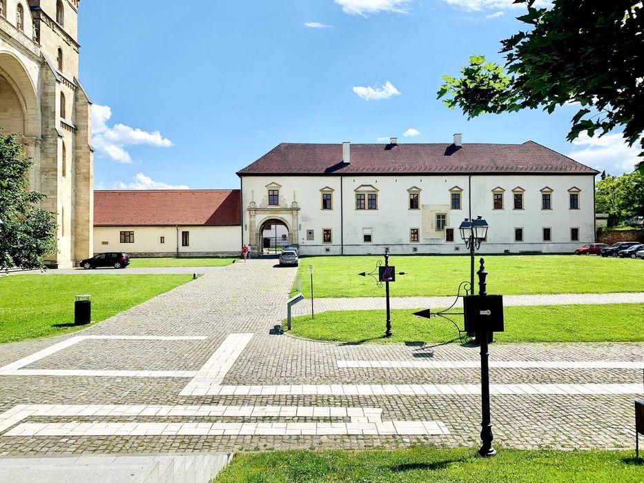 Teren de casă, pensiune, restaurant, birouri in Alba Iulia