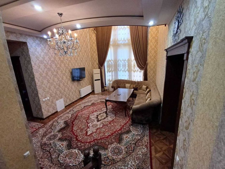 Продаю евро-дом
Бадамзар
6 соток
8 комнат. 
700 м2