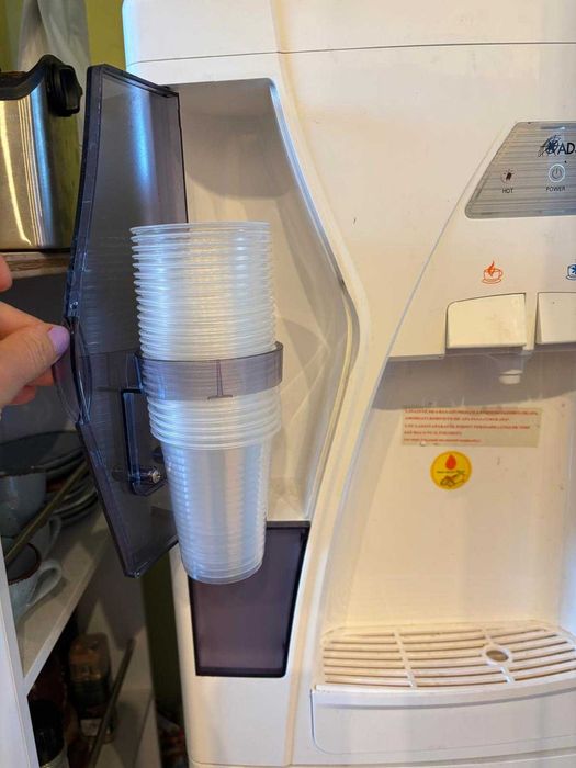 dozator  apa podea ADS , minifrigider inclus stare f buna, impecabila