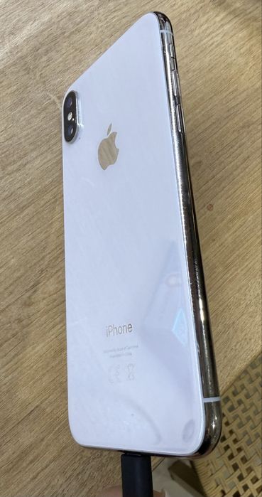 iPhone X in cutie originala cu 3 huse, 64gb, silver, 70% baterie