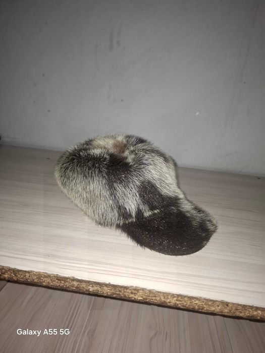 Продавам рядка шапка ръчна изработка от тюлен изработена в Гренландия