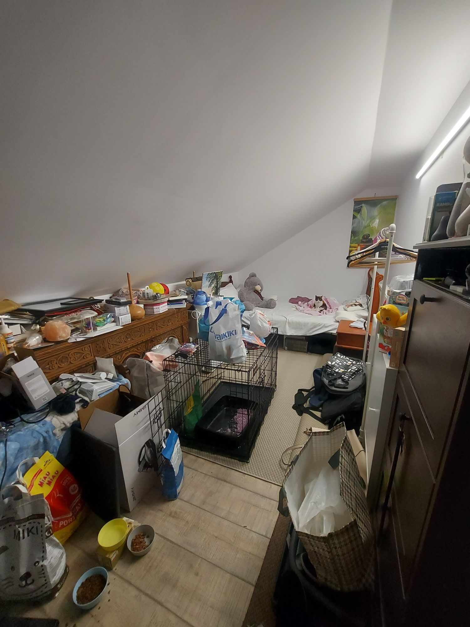 Vând apartament cu pod și loc de parcare