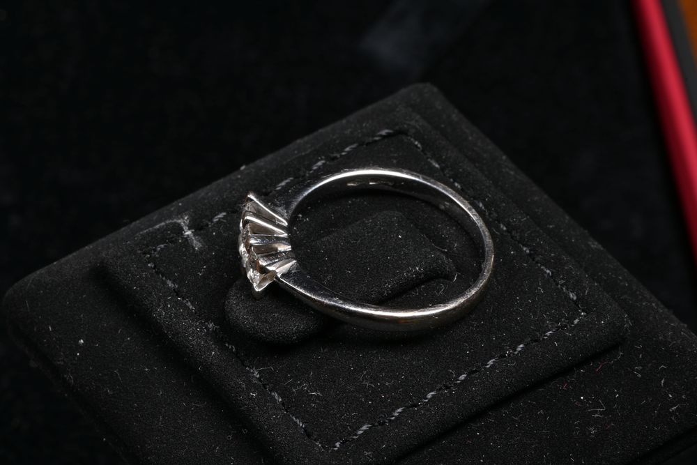 Златен Пръстен бяло Злато 18к (750) годежен 3 диаманта, 0.30кт Разм 55