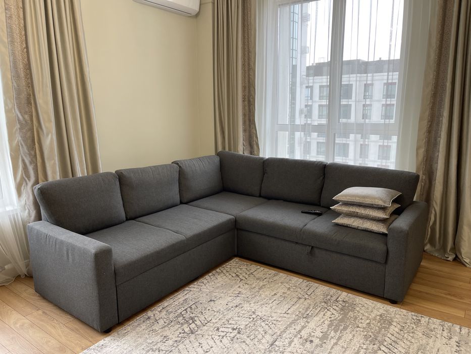 Угловой диван серого цвета