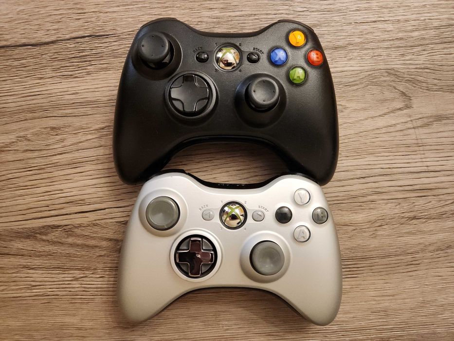 Controller (maneta) negru si silver (rar) pentru Xbox 360
