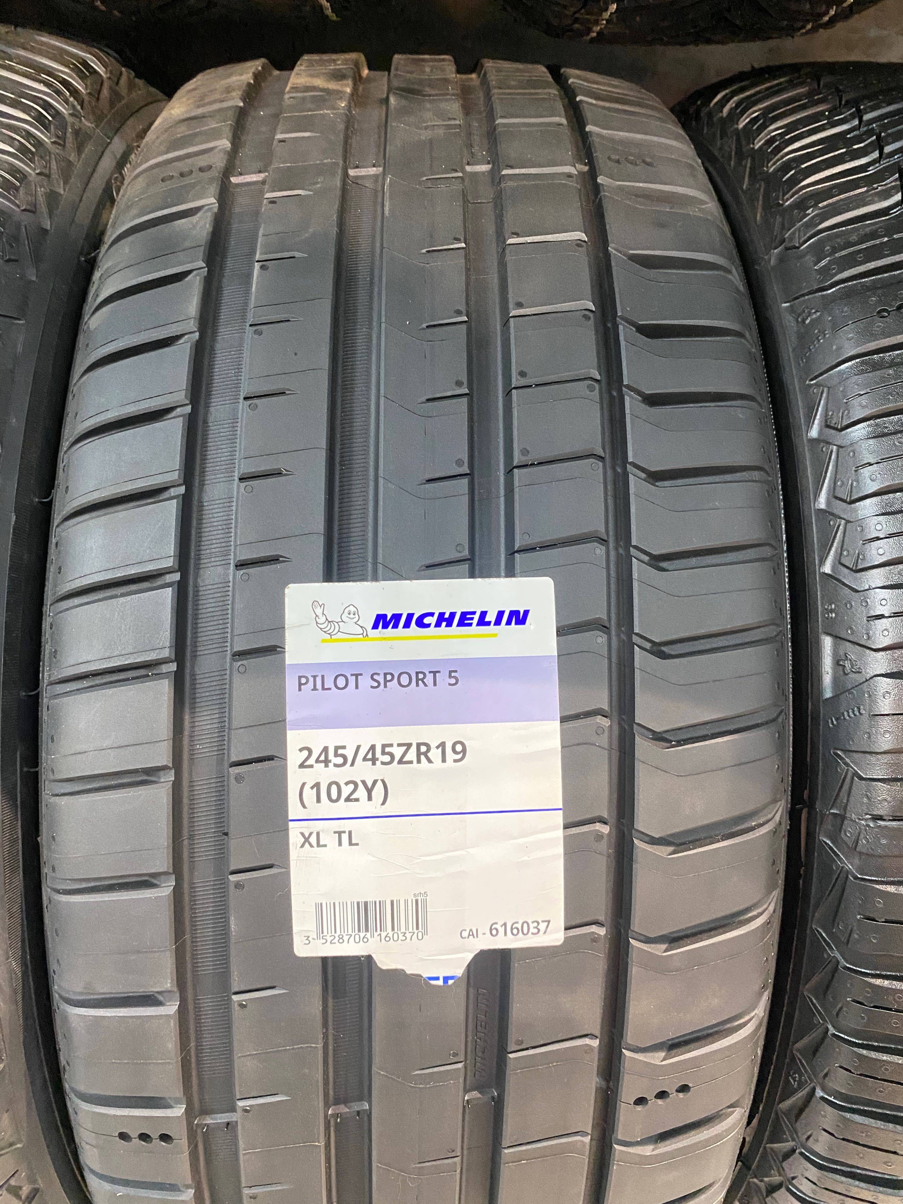 Michelin Pilot Sport 5  245/45R19