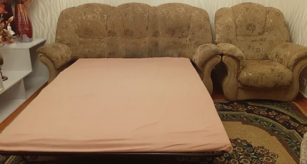 Диван с креслом в хорошем состоянии